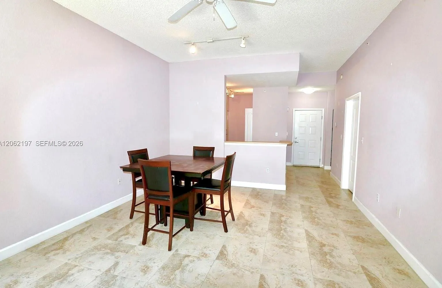 Valencia Condo — Photo 4