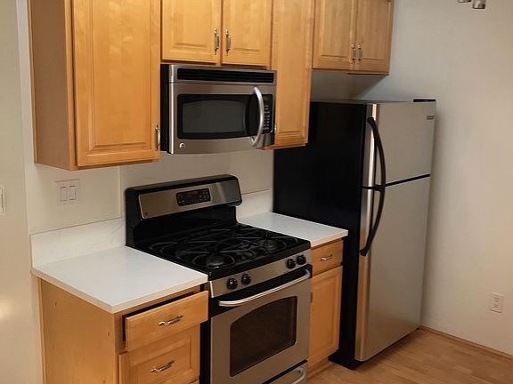 4th image of 421 Marine St