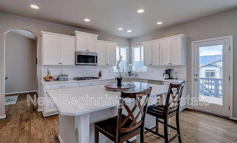 5 bed, 3.5 bath, 3777 sqft, $3,795 — Photo 4