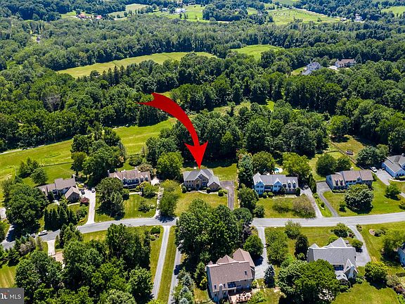 3rd image of 18 Barrington Ln