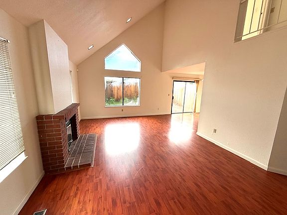 3rd image of 444 Glenmoor Cir