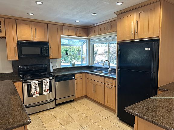 3rd image of 9 Creekside Ct