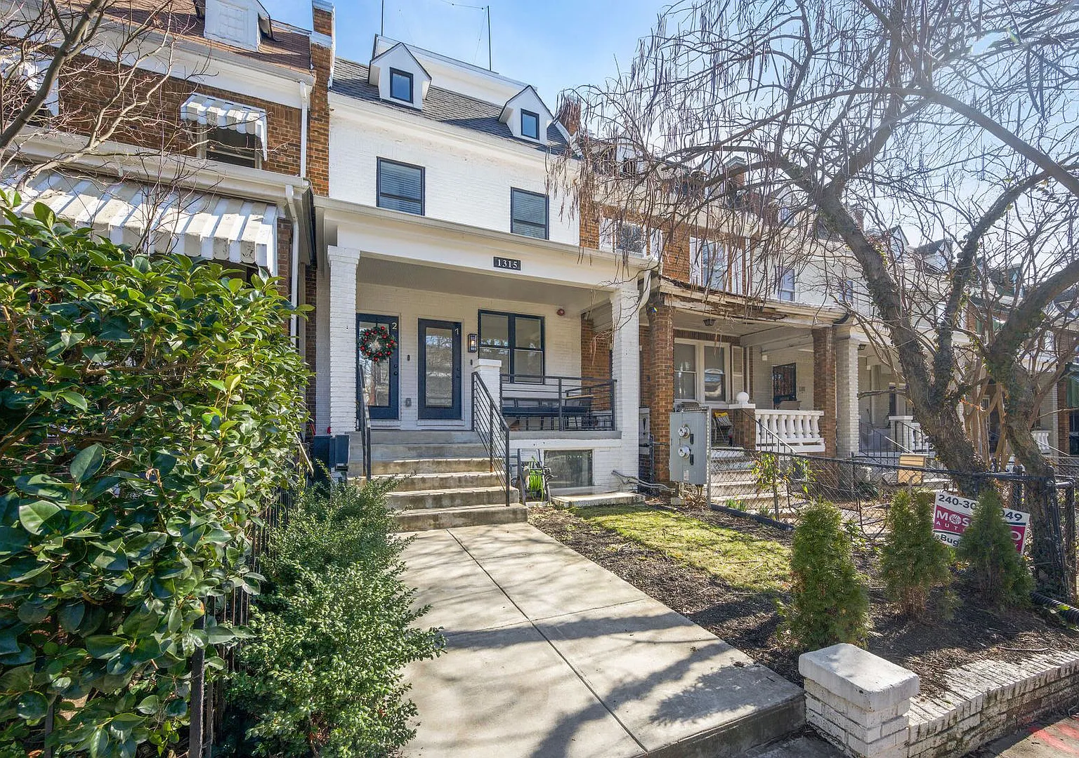 Stunning Contemporary Home Near Union Station with Secured Parking! — Photo 2