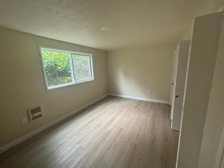 340 NW Heard St — Photo 7