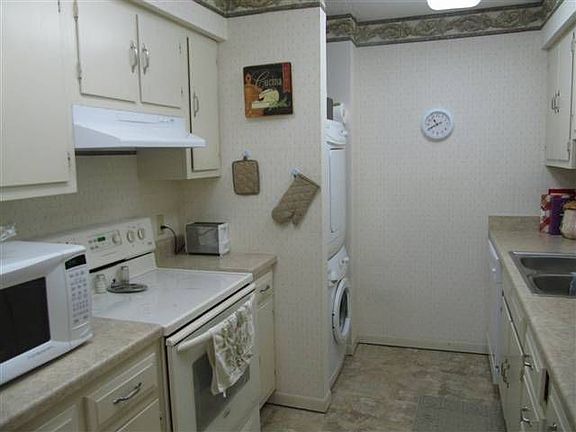 5th image of 205 Southbrooke Dr APT 1
