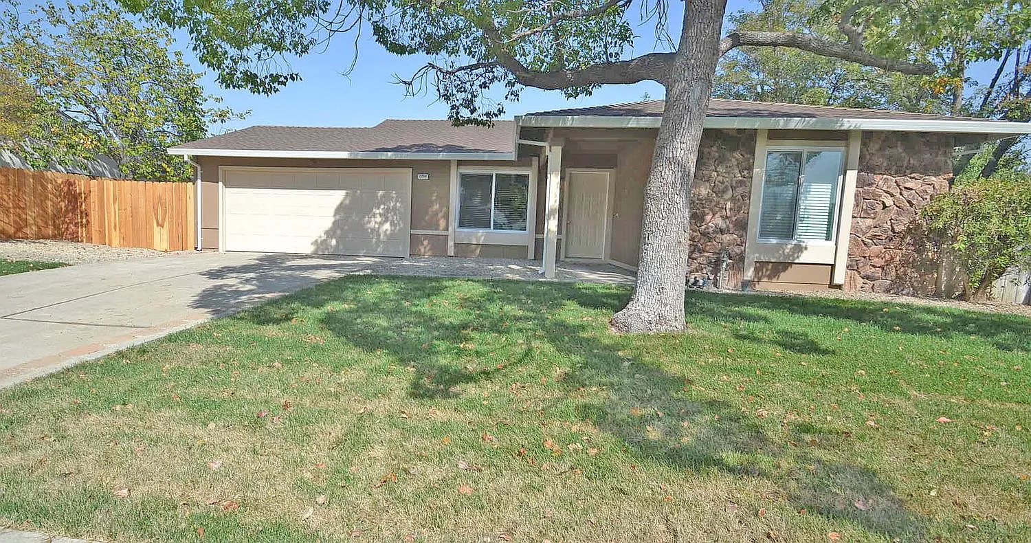2204 Hamlin Dr photo 1