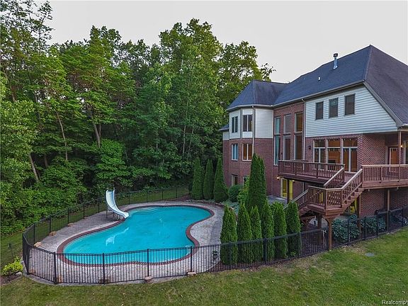 5th image of 799 Pinery Blvd