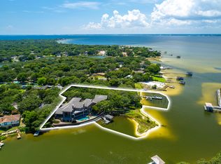 204 Laura Ln, Gulf Breeze, FL 32561
