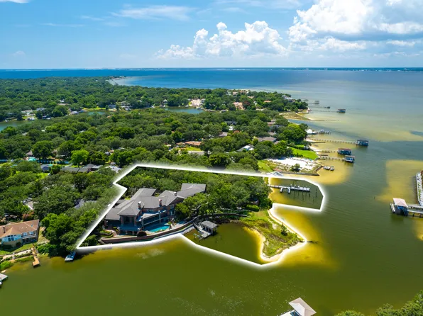 204 Laura Ln, Gulf Breeze, FL 32561