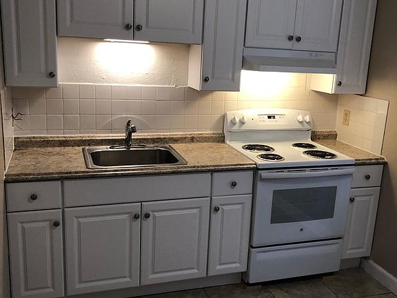 5th image of 558 Texas St