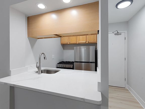 3rd image of 6758 N Sheridan Rd APT 338