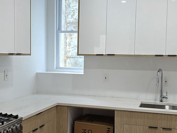 5th image of 151 Williams Ave #1L