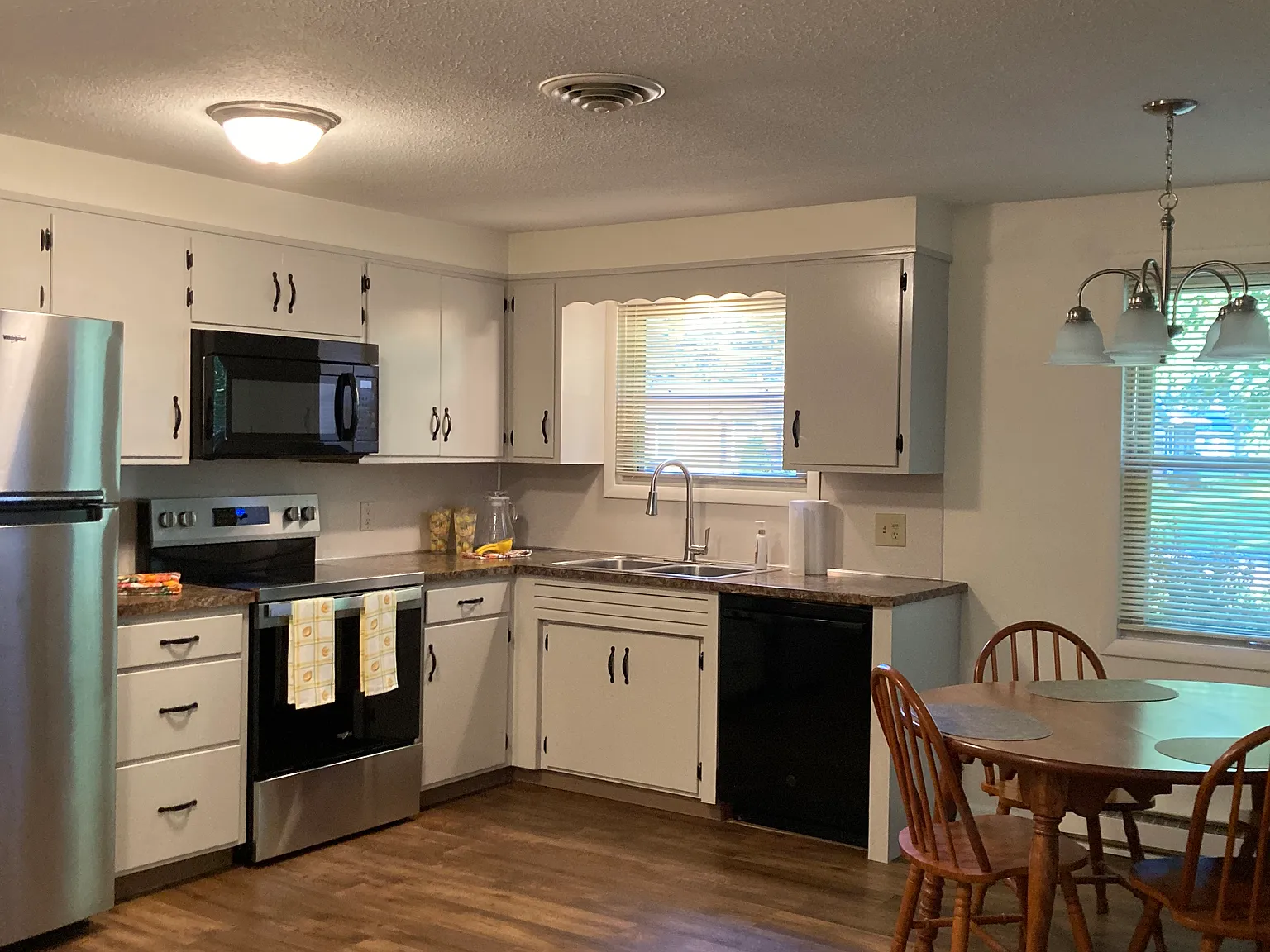 2 bed, 1.5 bath, 1480 sqft, $1,800 — Photo 3