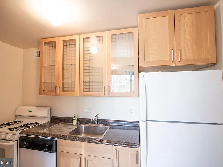 1210 N Taft St #201 — Photo 29