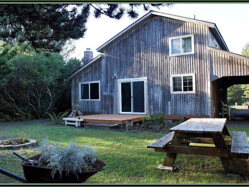 Lovely beach cabin on private lot at the ocean!
