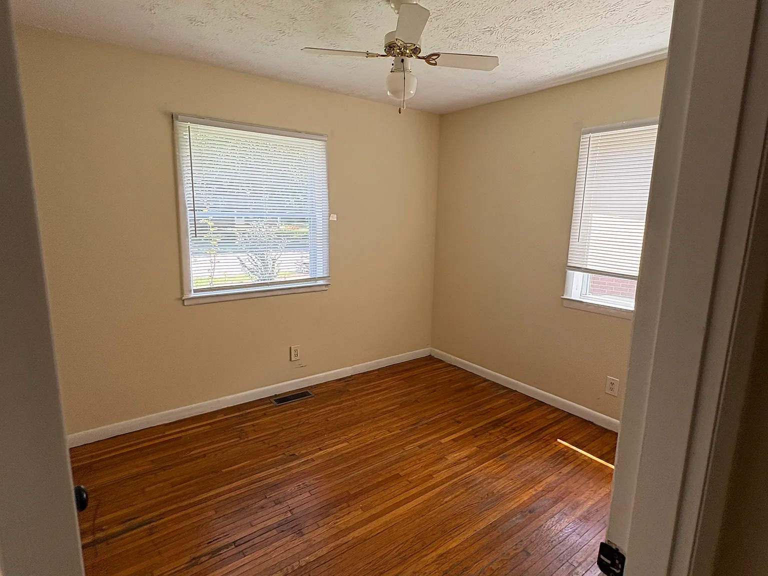 3 bed, 1000 sqft, $1,700 — Photo 4