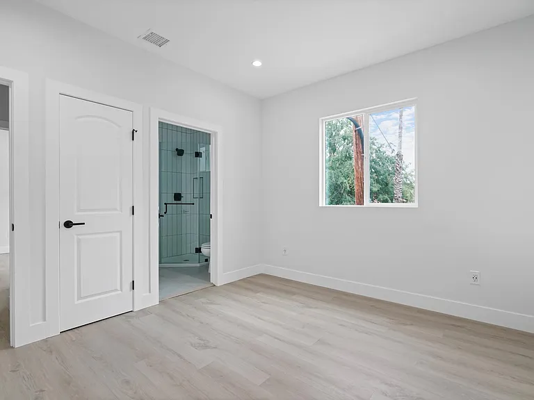 10900 Baird Ave — Photo 10