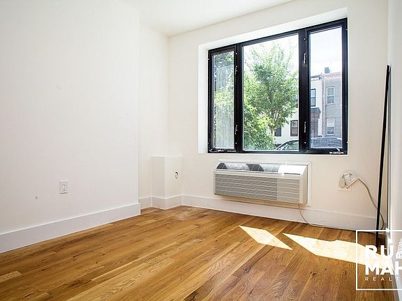 5th image of 733 Lafayette Ave APT 1