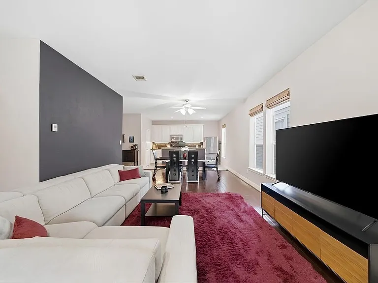 1716 Elgin St — Photo 13