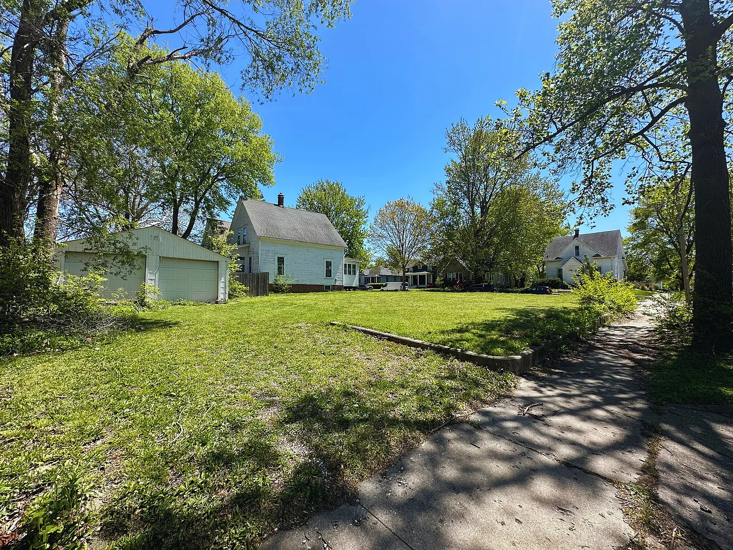 212 W Charles St photo 1