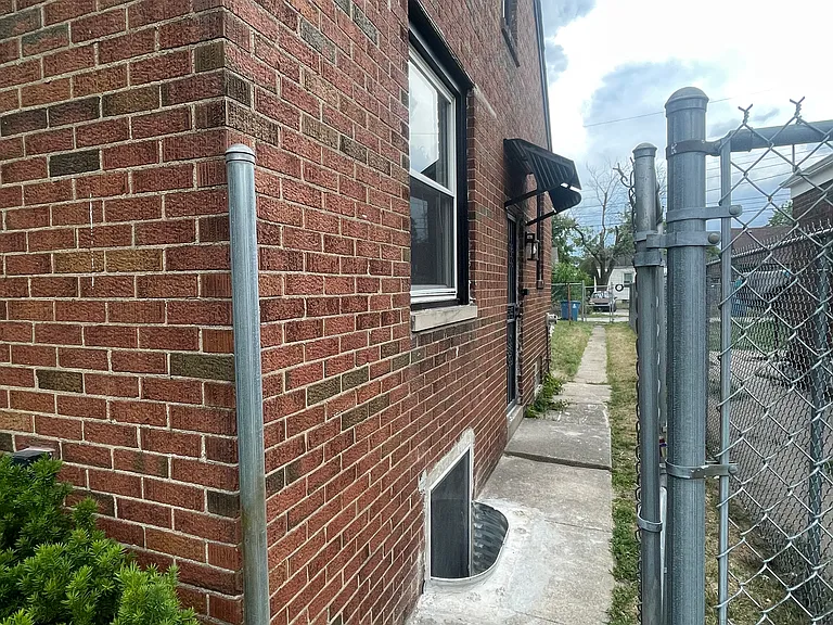 735 Hanley St — Photo 14