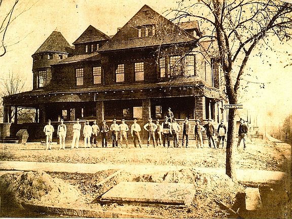2038-40 Collingwood with proud builders