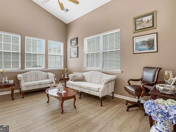 4th image of 141 W Oaks Pl