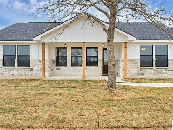 1060 County Road 429, Stockdale, TX 78160