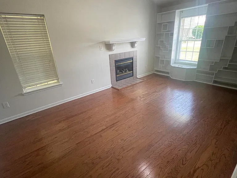 300 Pinegrove Ct — Photo 8