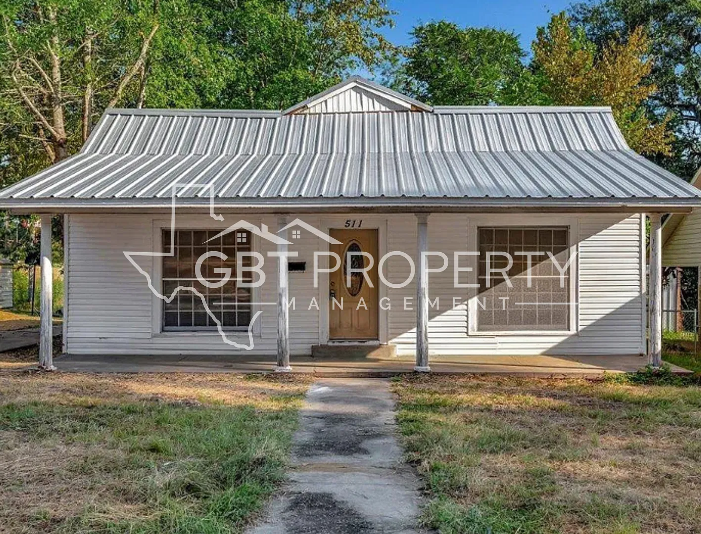 Cute 3 Bedroom 2 Bathroom Home! Available Now — Photo 1