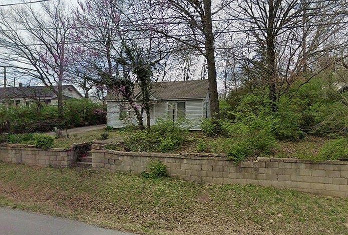 1st image of 132 E Cleburn St