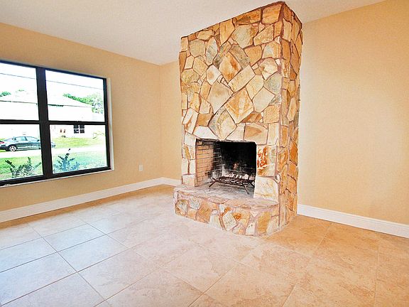 5th image of 818 SE Damask Ave