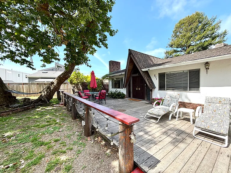 211 Earl Ct — Photo 1