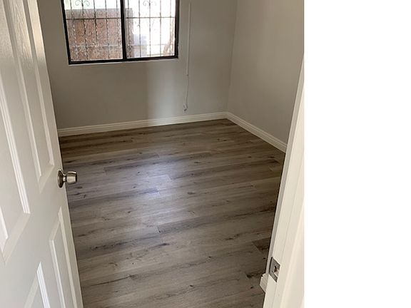 5th image of 10811 Wilmington Ave #10811