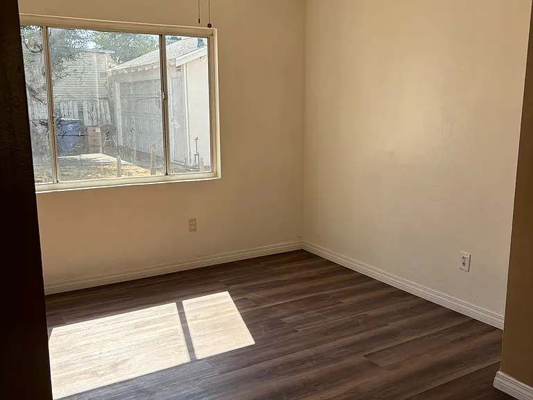 6829 Flora Ave #E — Photo 16