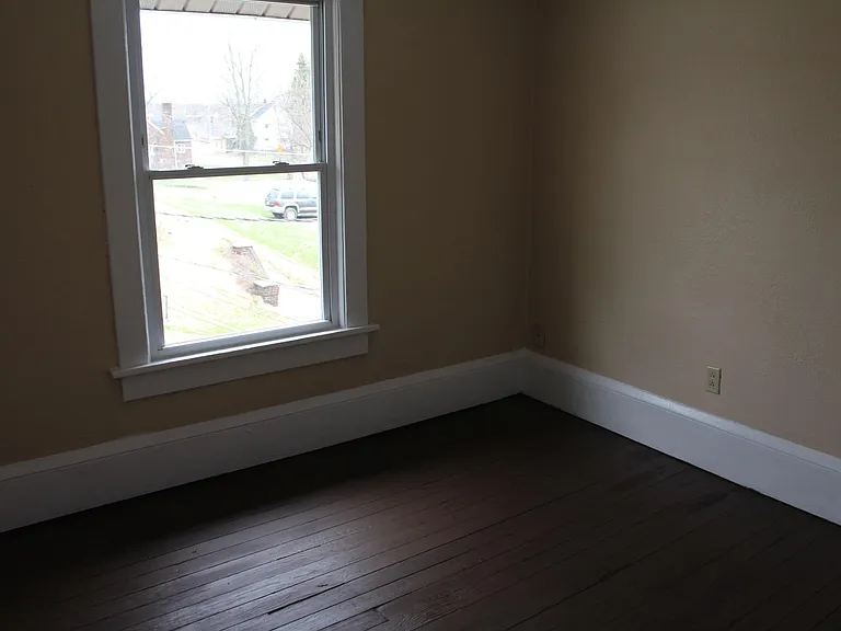 1615 Royal Ave NE — Photo 6