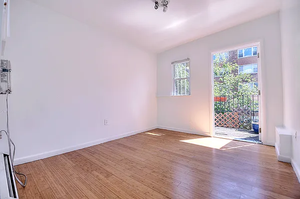 Rented by Urbane Brokerage | media 21