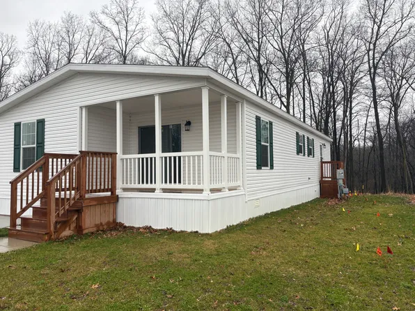 8221 W Cygnes Cir, Fenton, MI 48430