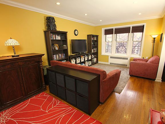 LR w/ front courtyard window