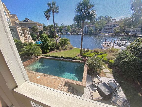 3rd image of 18 Knightsbridge Ln