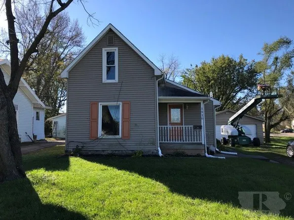 1910 Summit St, Marshalltown, IA 50158