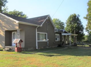 118 S 6th St SW, Clay City, IL 62824
