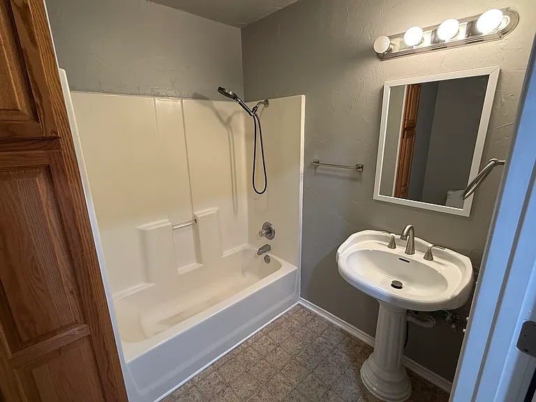 1008 S Lowry St — Photo 14