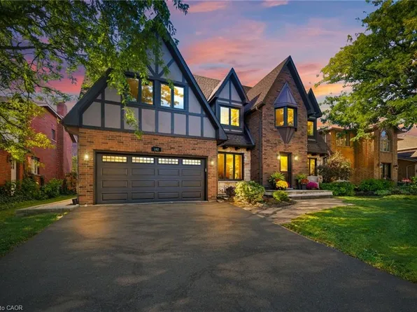 142 Meadowbrook Dr, Hamilton, ON L9G 4S8