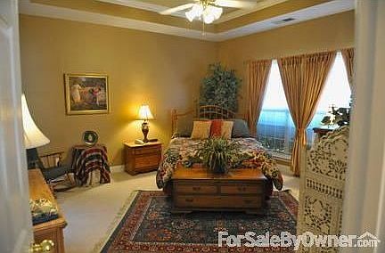 Master Bedroom
						:
						With Tray Ceiling