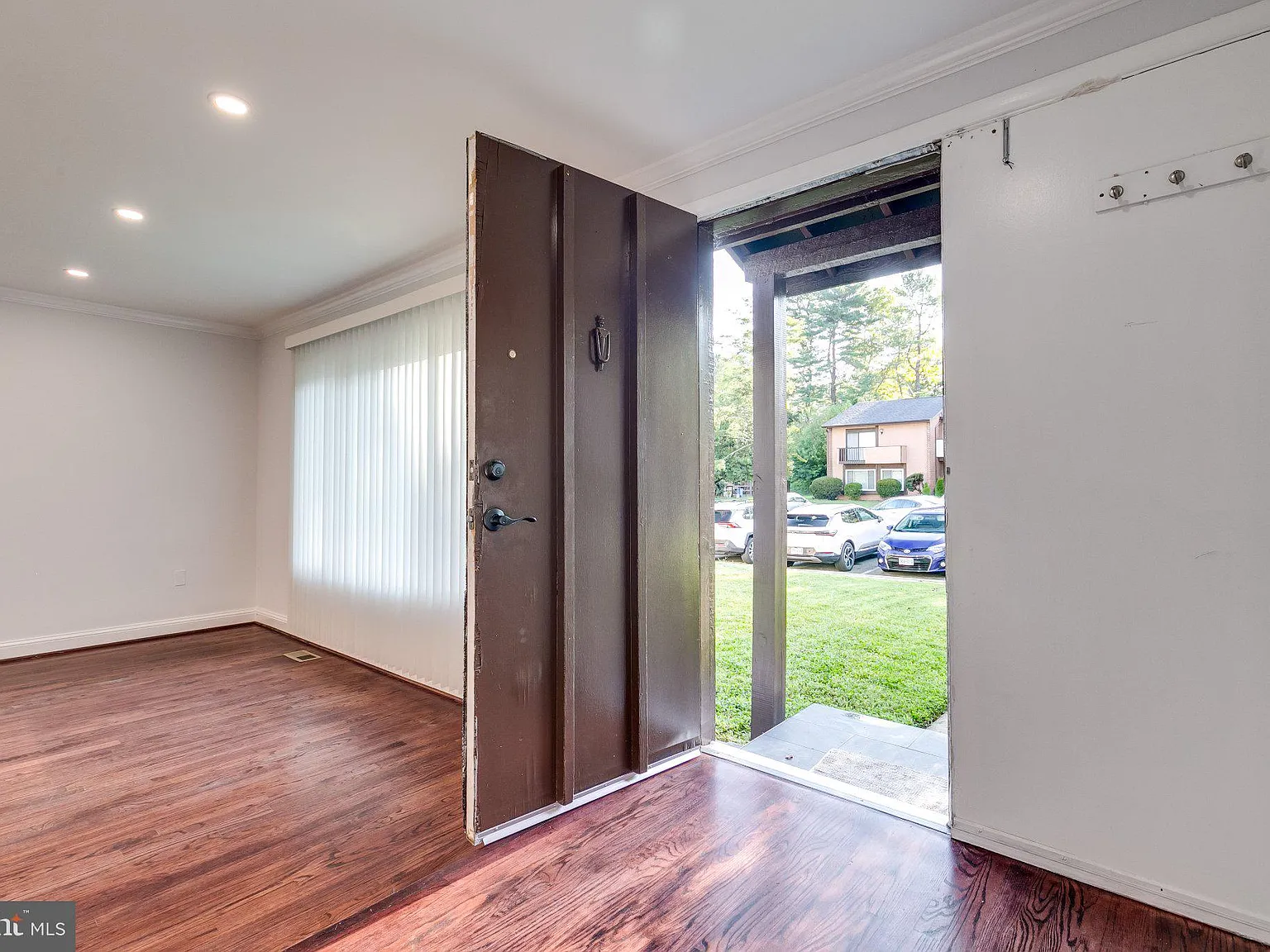 5 bed, 3.5 bath, 1628 sqft, $3,000 — Photo 2