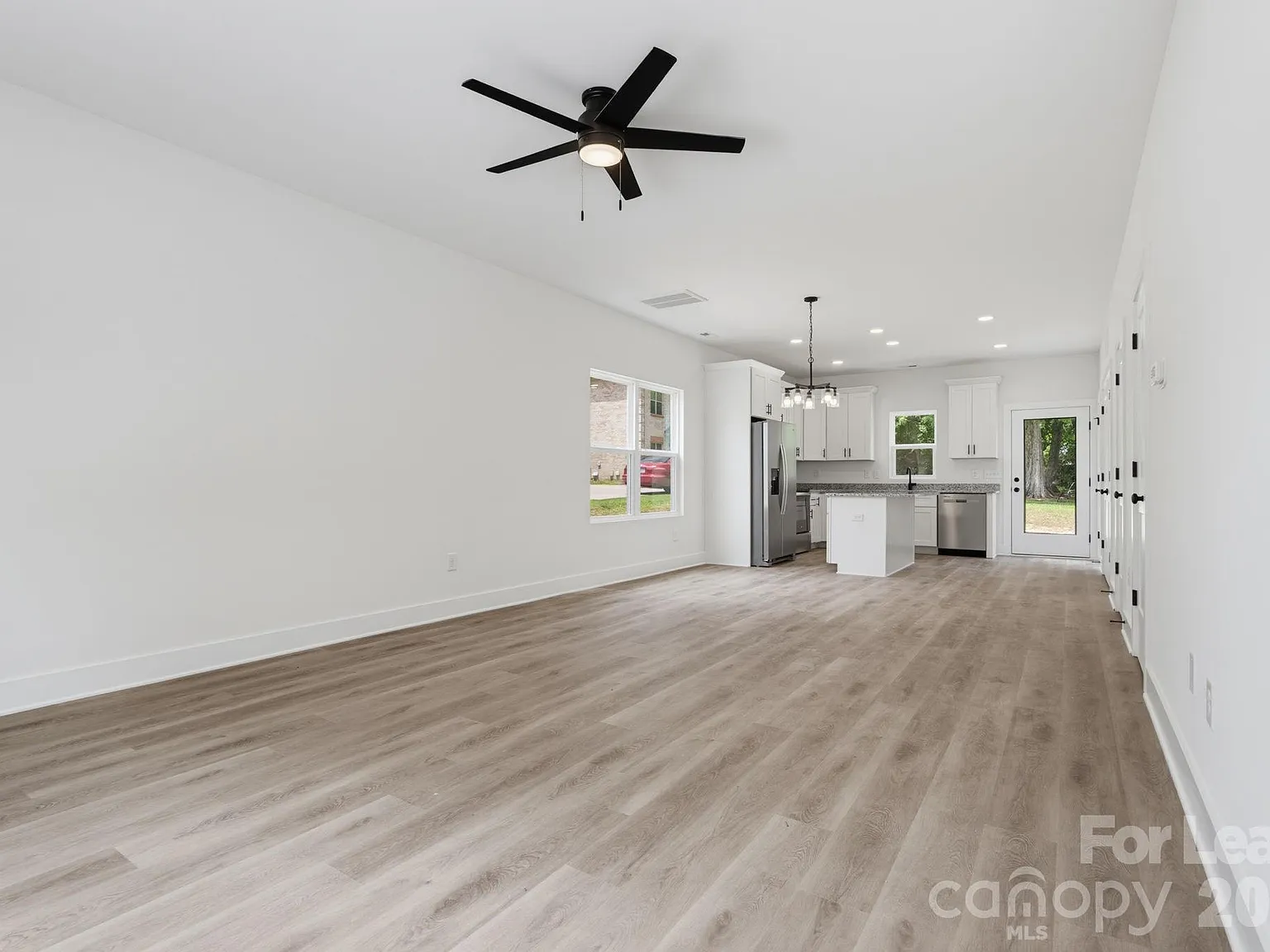 3 bed, 2.5 bath, 1368 sqft, $1,800 — Photo 3