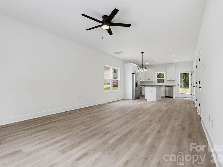 104 Maple Ave NW #B — Photo 3