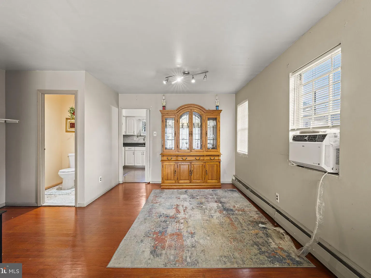 3 bed, 1.5 bath, 1360 sqft, $2,300 — Photo 4