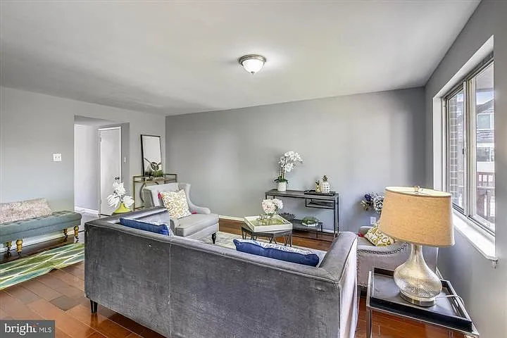 324 W Deer Park Rd — Photo 3